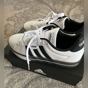 **New in box** Men’s Sz 9 Adidas Skate Shoes